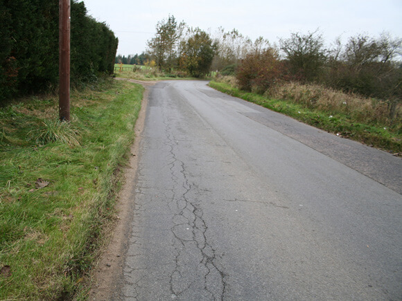 Edge cracking on the road